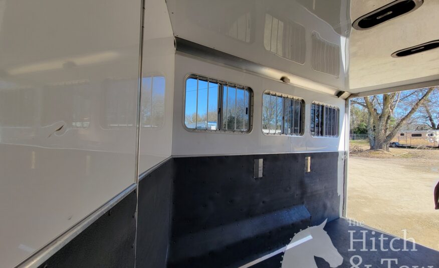 2015 Featherlite 3 HORSE GOOSENECK WITH 10′ LIVING QUARTERS & LOTS OF UPGRADES!! $49,900