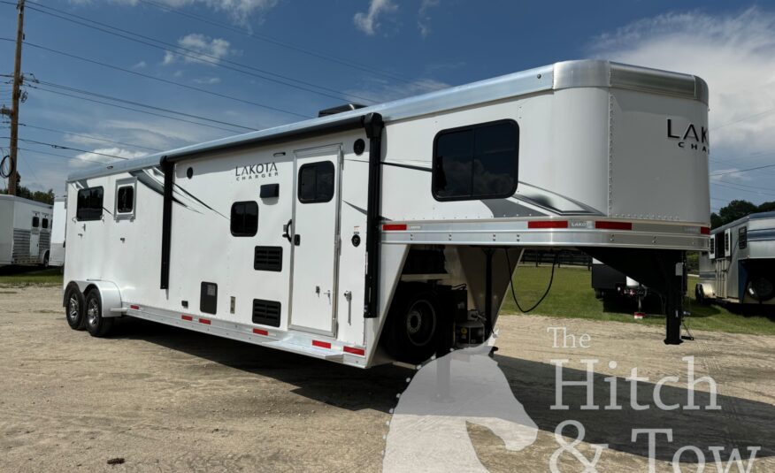 2022 LAKOTA CHARGER EDITION 2 HORSE STRAIGHT LOAD GOOSENECK WITH 9′ LQ & MID-TACK! $53,900