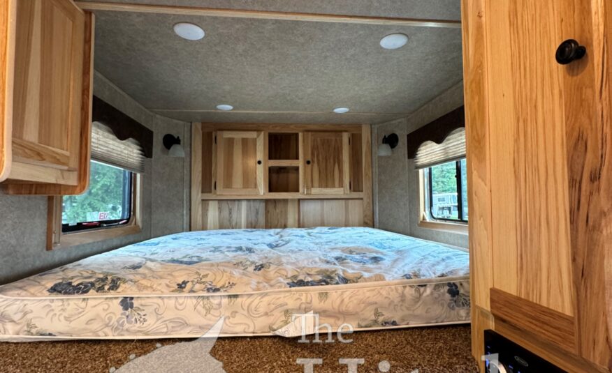 2022 LAKOTA CHARGER EDITION 2 HORSE STRAIGHT LOAD GOOSENECK WITH 9′ LQ & MID-TACK! $53,900