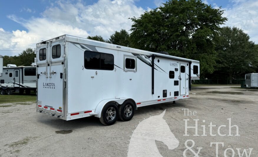 2022 LAKOTA CHARGER EDITION 2 HORSE STRAIGHT LOAD GOOSENECK WITH 9′ LQ & MID-TACK! $53,900