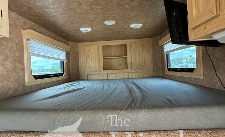 2016 SHADOW 3 HORSE SLANT LOAD LIVING QUARTERS TRAILER W/ UPGRADES & 7’5″ TALL! $29,900