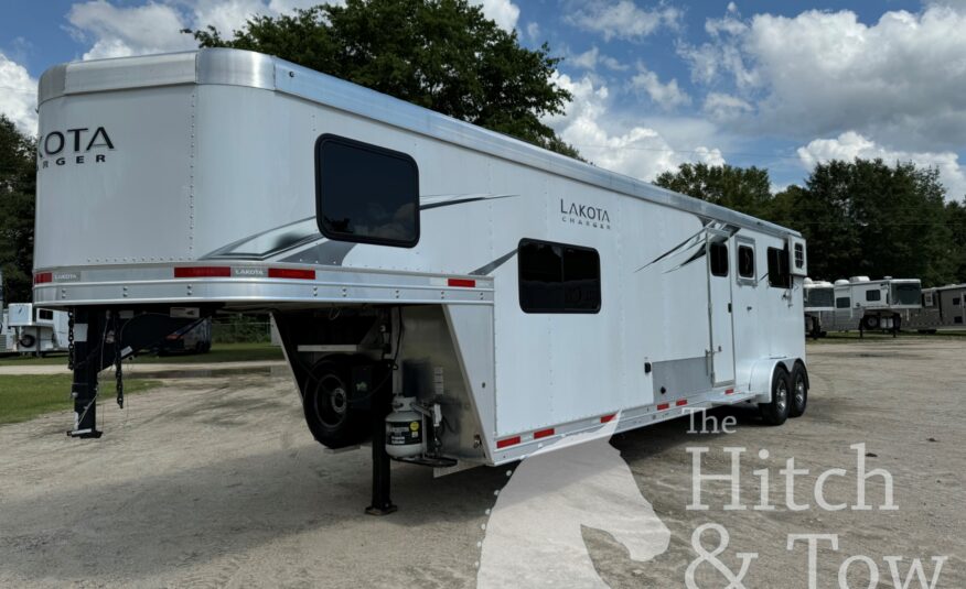 2022 LAKOTA CHARGER EDITION 2 HORSE STRAIGHT LOAD GOOSENECK WITH 9′ LQ & MID-TACK! $53,900