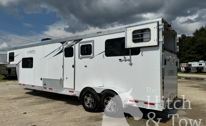 2022 LAKOTA CHARGER EDITION 2 HORSE STRAIGHT LOAD GOOSENECK WITH 9′ LQ & MID-TACK! $53,900