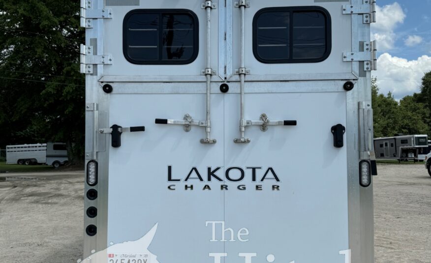 2022 LAKOTA CHARGER EDITION 2 HORSE STRAIGHT LOAD GOOSENECK WITH 9′ LQ & MID-TACK! $53,900