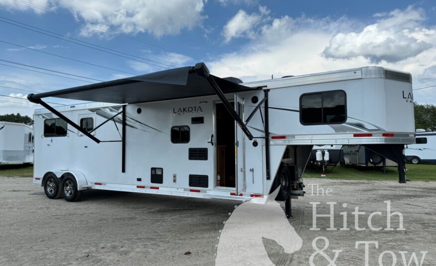 2022 LAKOTA CHARGER EDITION 2 HORSE STRAIGHT LOAD GOOSENECK WITH 9′ LQ & MID-TACK! $53,900