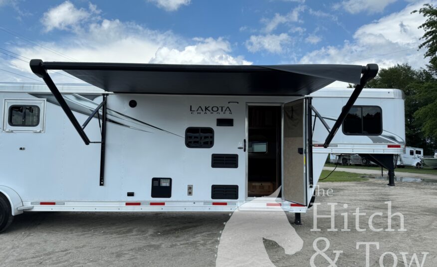 2022 LAKOTA CHARGER EDITION 2 HORSE STRAIGHT LOAD GOOSENECK WITH 9′ LQ & MID-TACK! $53,900