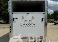 2022 LAKOTA CHARGER EDITION 2 HORSE STRAIGHT LOAD GOOSENECK WITH 9′ LQ & MID-TACK! $53,900