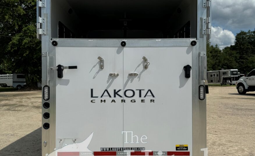 2022 LAKOTA CHARGER EDITION 2 HORSE STRAIGHT LOAD GOOSENECK WITH 9′ LQ & MID-TACK! $53,900