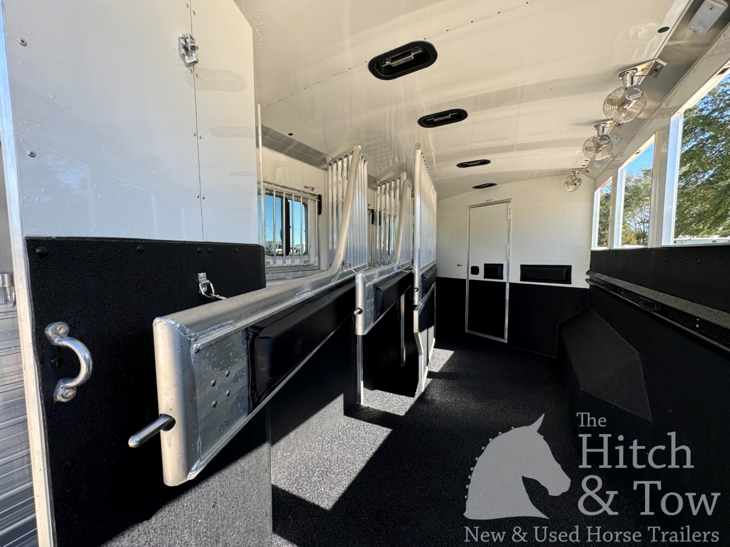 2023 4 STAR DELUXE 4 HORSE W/ 15′ OUTBACK LIVING QUARTERS, TONS OF UPGRADES, & TONS OF STORAGE!! $234,000