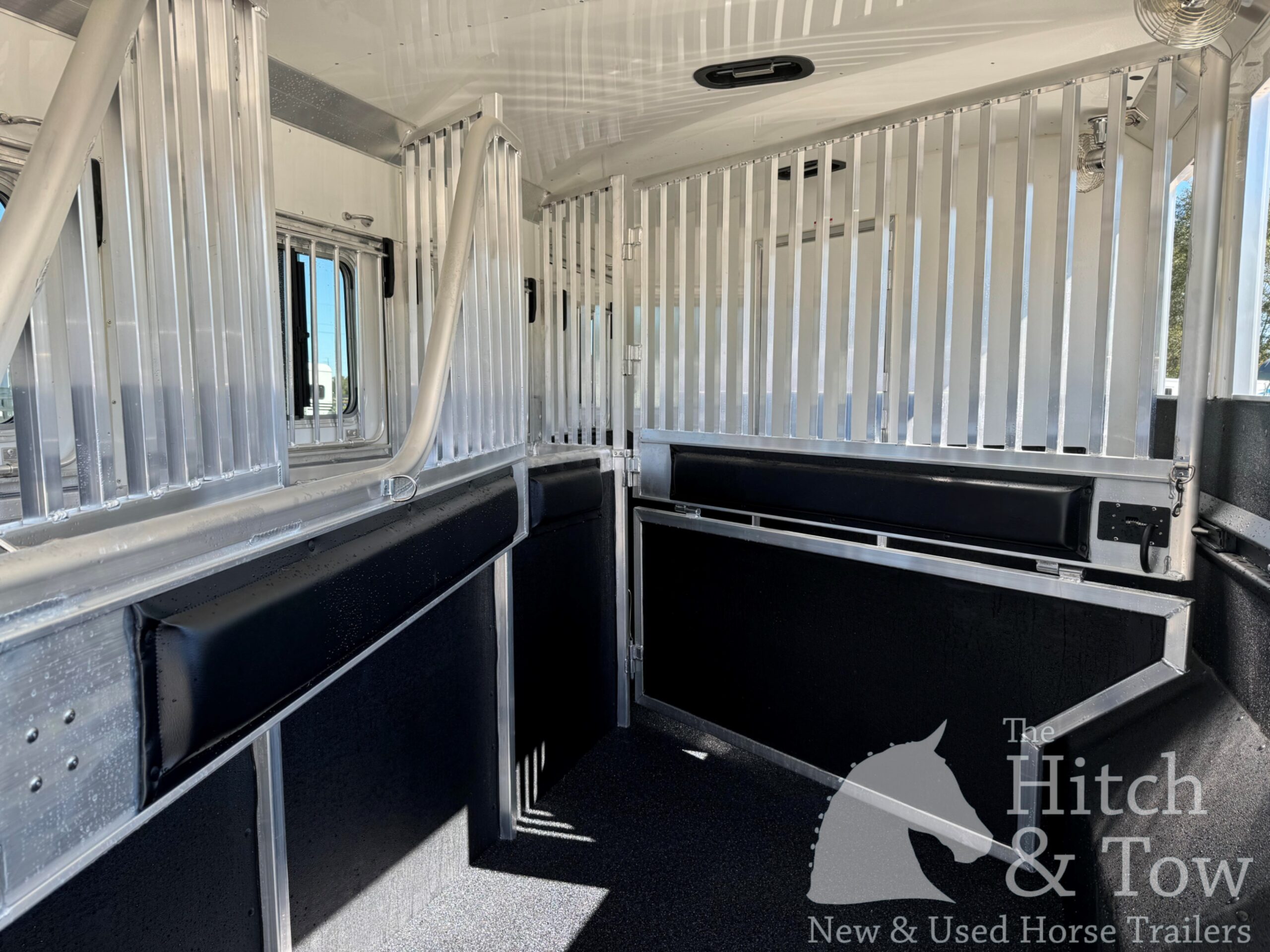 2023 4 STAR DELUXE 4 HORSE W/ 15′ OUTBACK LIVING QUARTERS, TONS OF UPGRADES, & TONS OF STORAGE!! $234,000