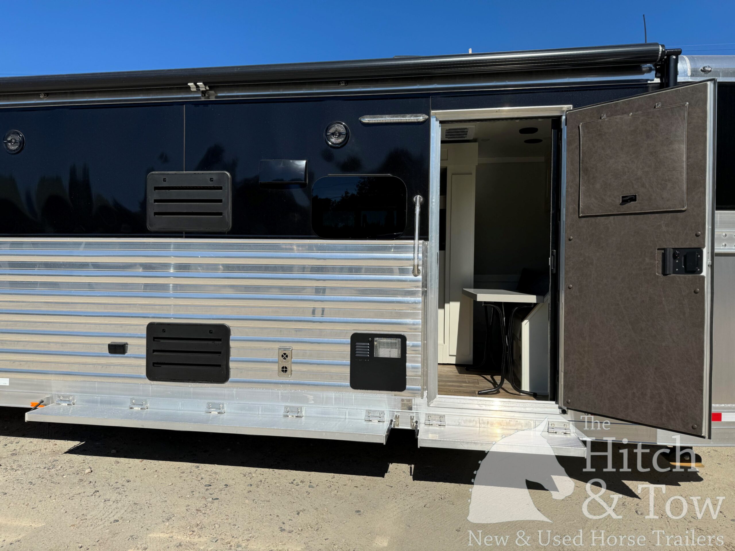 2023 4 STAR DELUXE 4 HORSE W/ 15′ OUTBACK LIVING QUARTERS, TONS OF UPGRADES, & TONS OF STORAGE!! $234,000