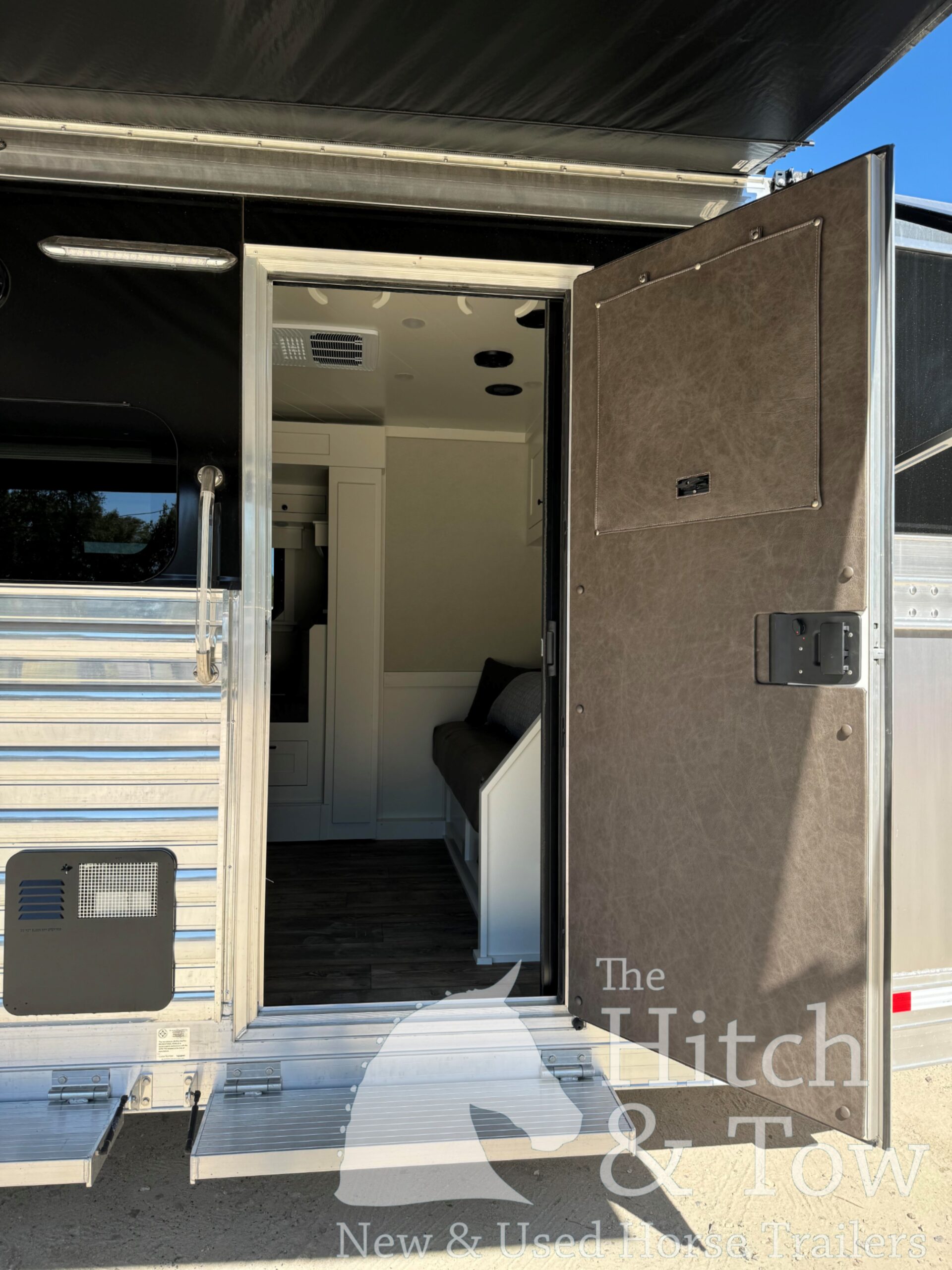 2023 4 STAR DELUXE 4 HORSE W/ 15′ OUTBACK LIVING QUARTERS, TONS OF UPGRADES, & TONS OF STORAGE!! $234,000