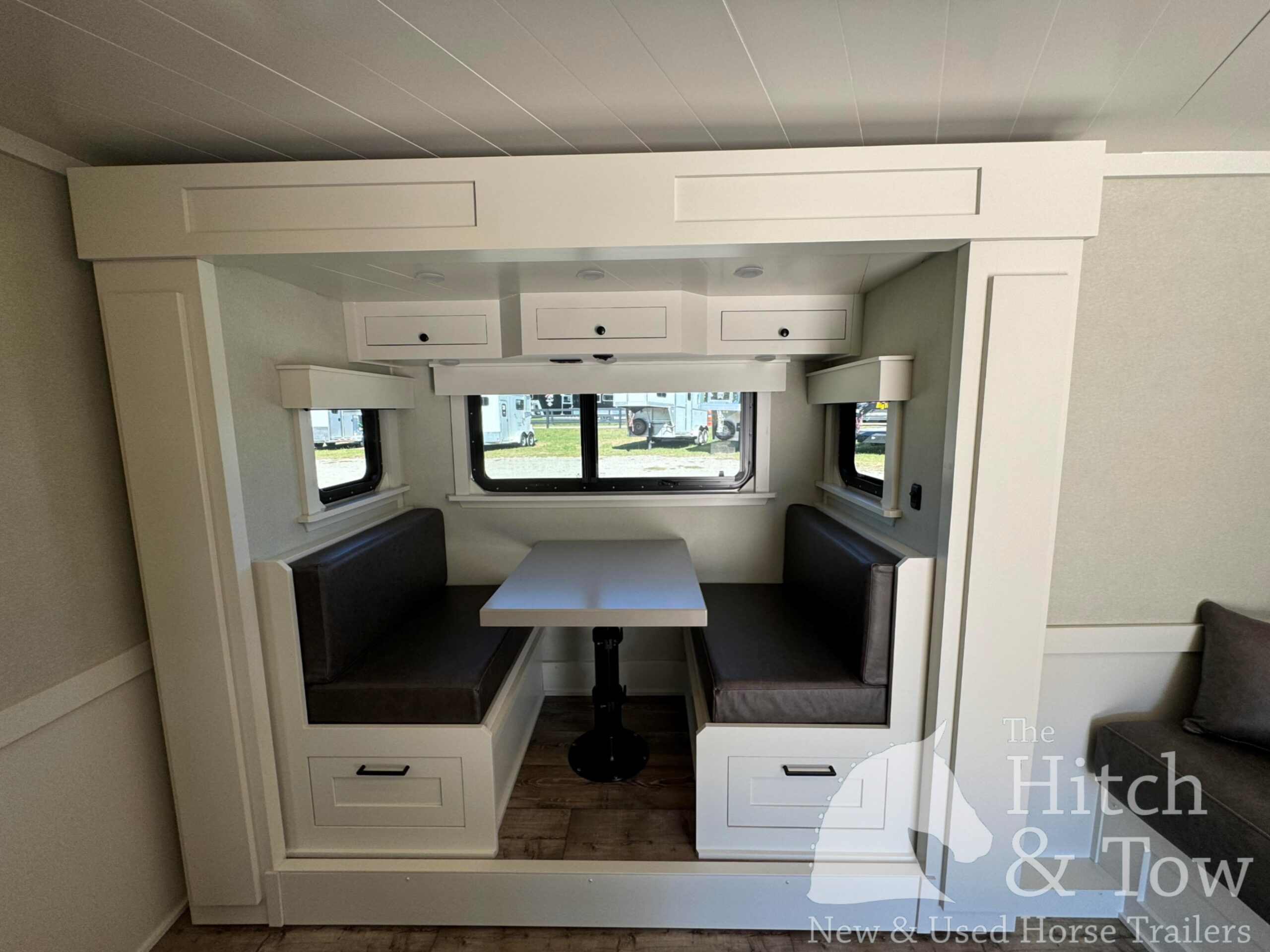 2023 4 STAR DELUXE 4 HORSE W/ 15′ OUTBACK LIVING QUARTERS, TONS OF UPGRADES, & TONS OF STORAGE!! $234,000