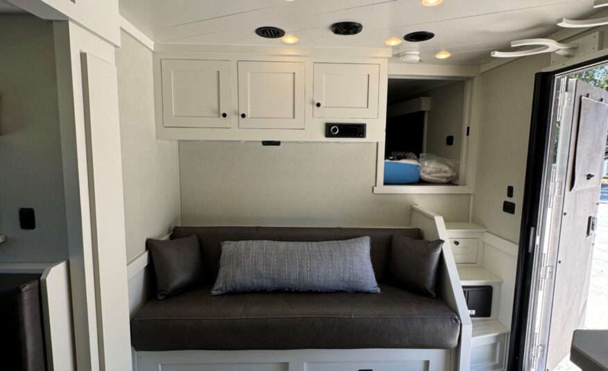 2023 4 STAR DELUXE 4 HORSE W/ 15′ OUTBACK LIVING QUARTERS, TONS OF UPGRADES, & TONS OF STORAGE!! $234,000