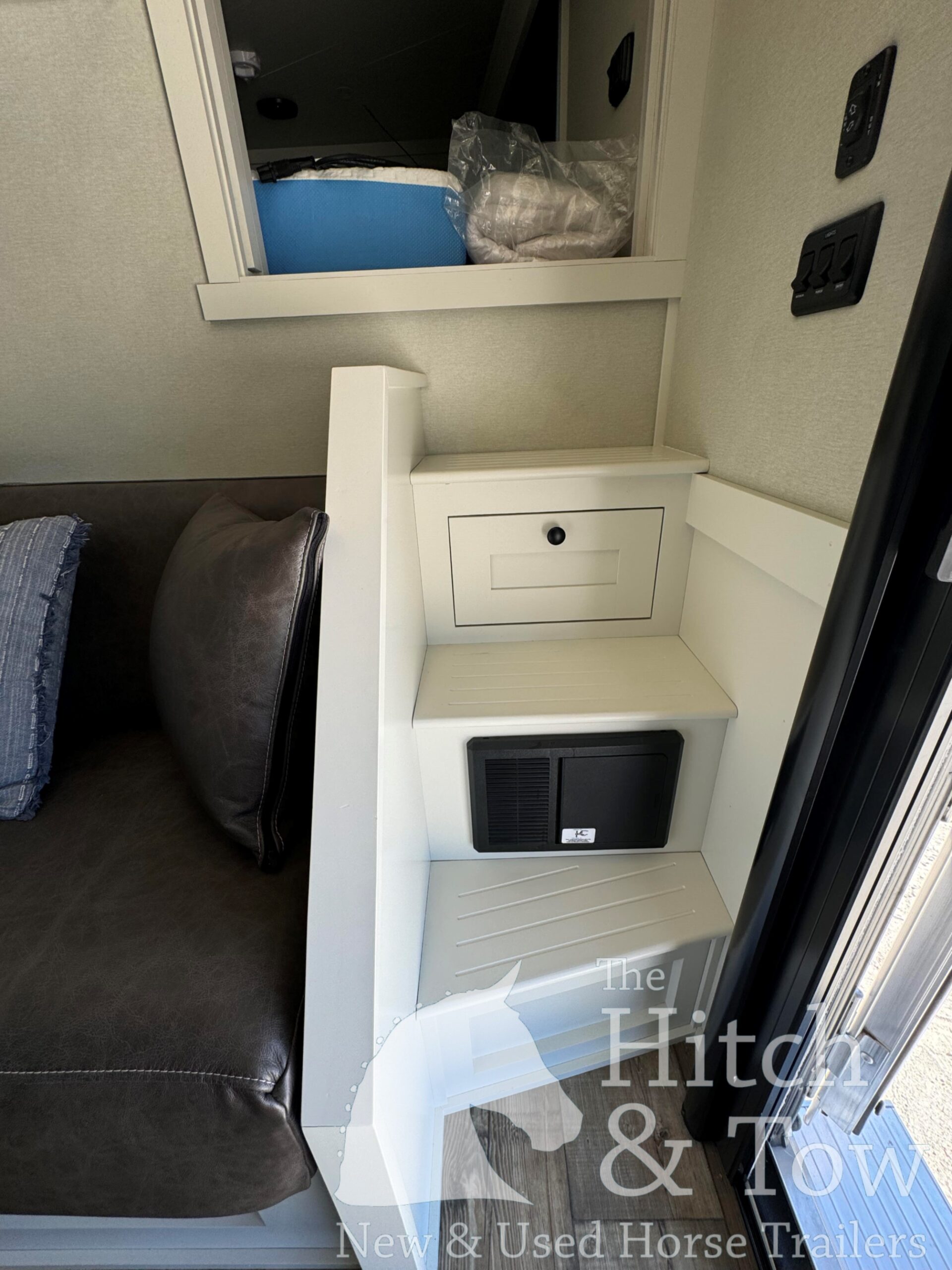 2023 4 STAR DELUXE 4 HORSE W/ 15′ OUTBACK LIVING QUARTERS, TONS OF UPGRADES, & TONS OF STORAGE!! $234,000