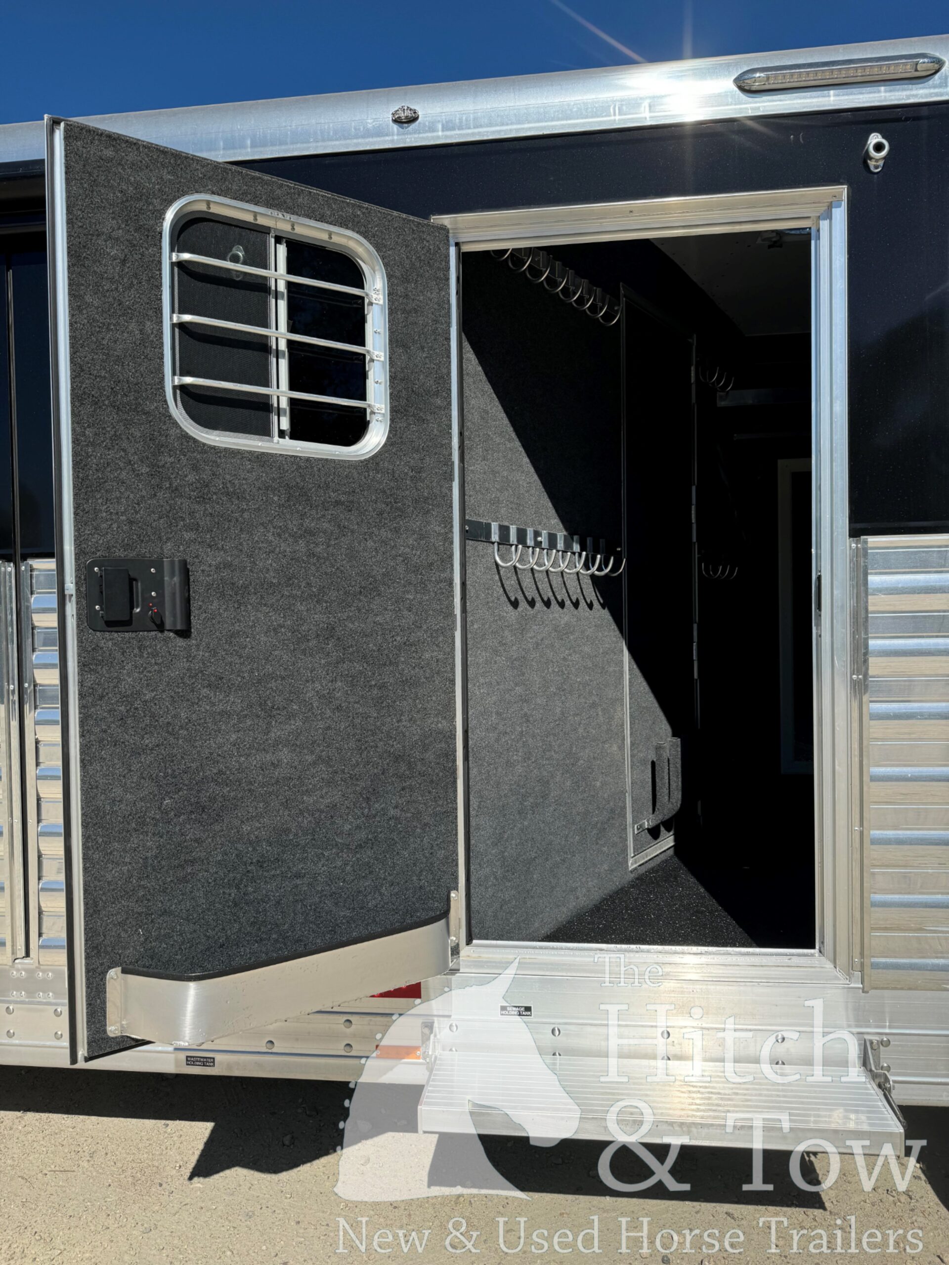 2023 4 STAR DELUXE 4 HORSE W/ 15′ OUTBACK LIVING QUARTERS, TONS OF UPGRADES, & TONS OF STORAGE!! $234,000