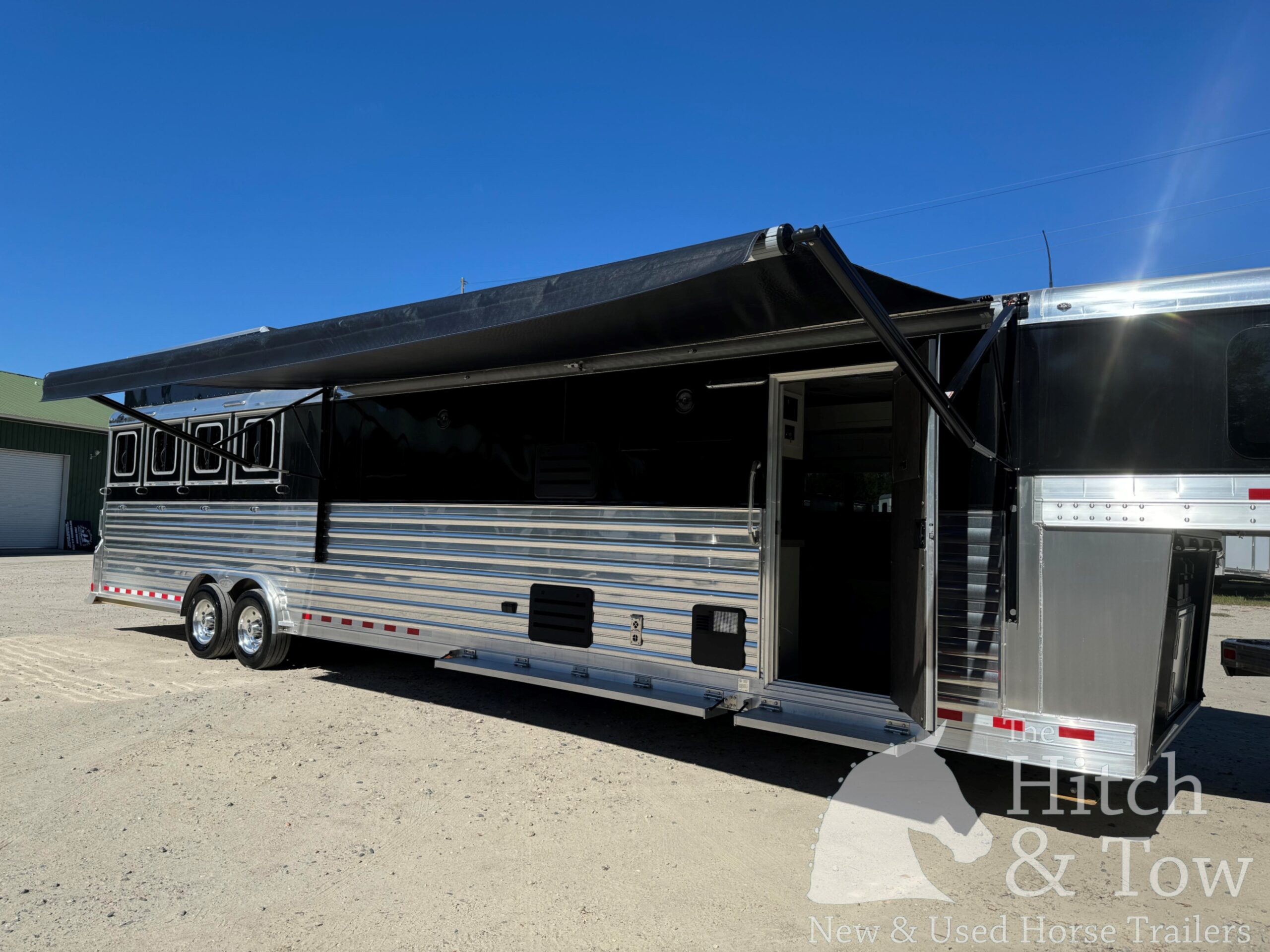 2023 4 STAR DELUXE 4 HORSE W/ 15′ OUTBACK LIVING QUARTERS, TONS OF UPGRADES, & TONS OF STORAGE!! $234,000