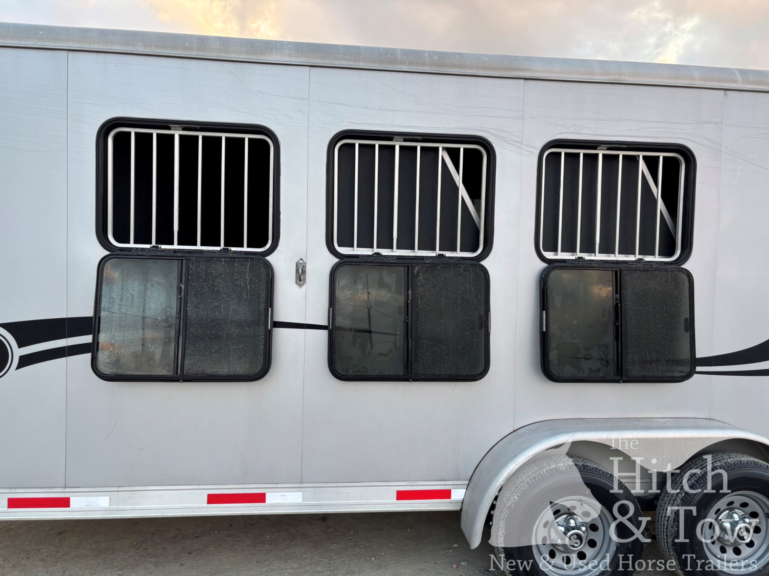 2019 SHADOW 3 HORSE GOOSENECK LOADED WITH OPTIONS! $22,900