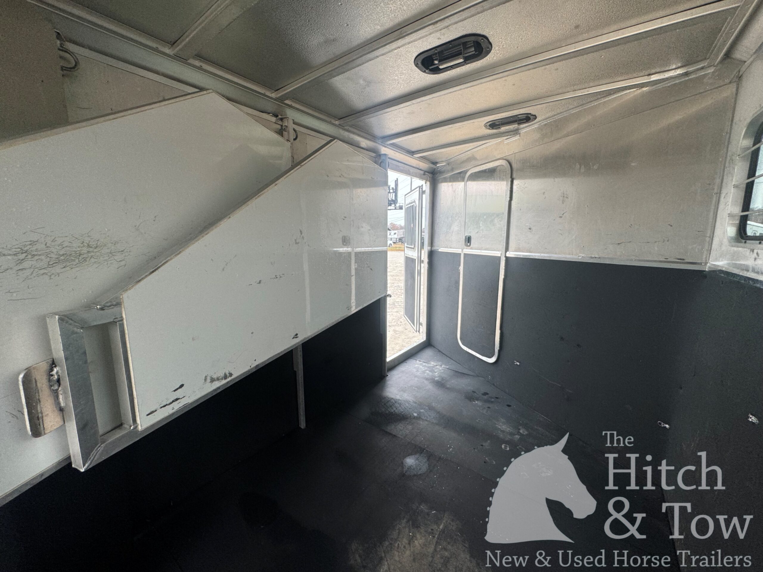 2006 KIEFERBUILT 3 HORSE w/ 8′ LIVING QUARTERS $24,500