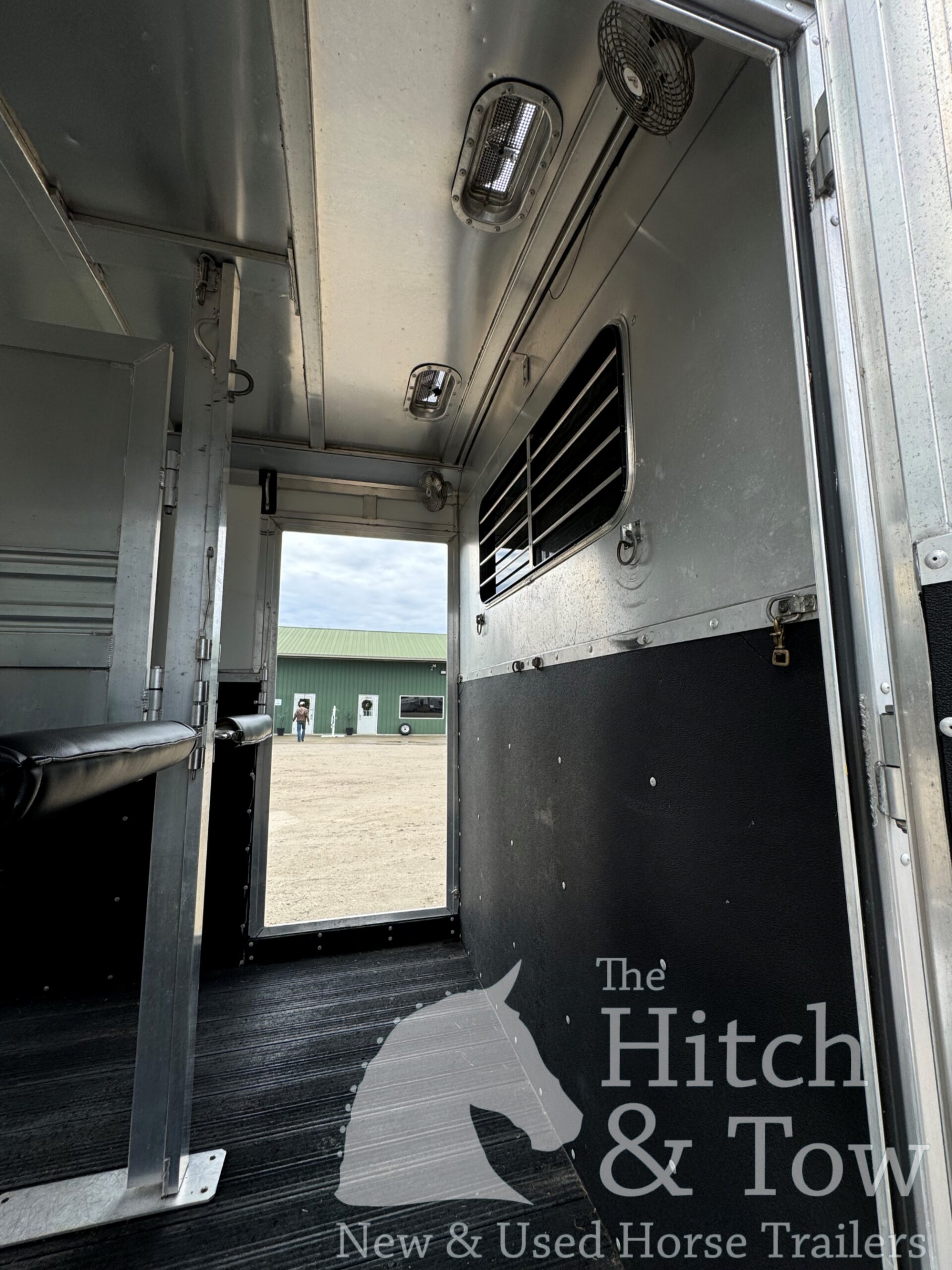 2005 DREAM COACH 2 HORSE STRAIGHT LOAD GOOSENECK WITH 7′ LQ & MID-TACK! $26,500