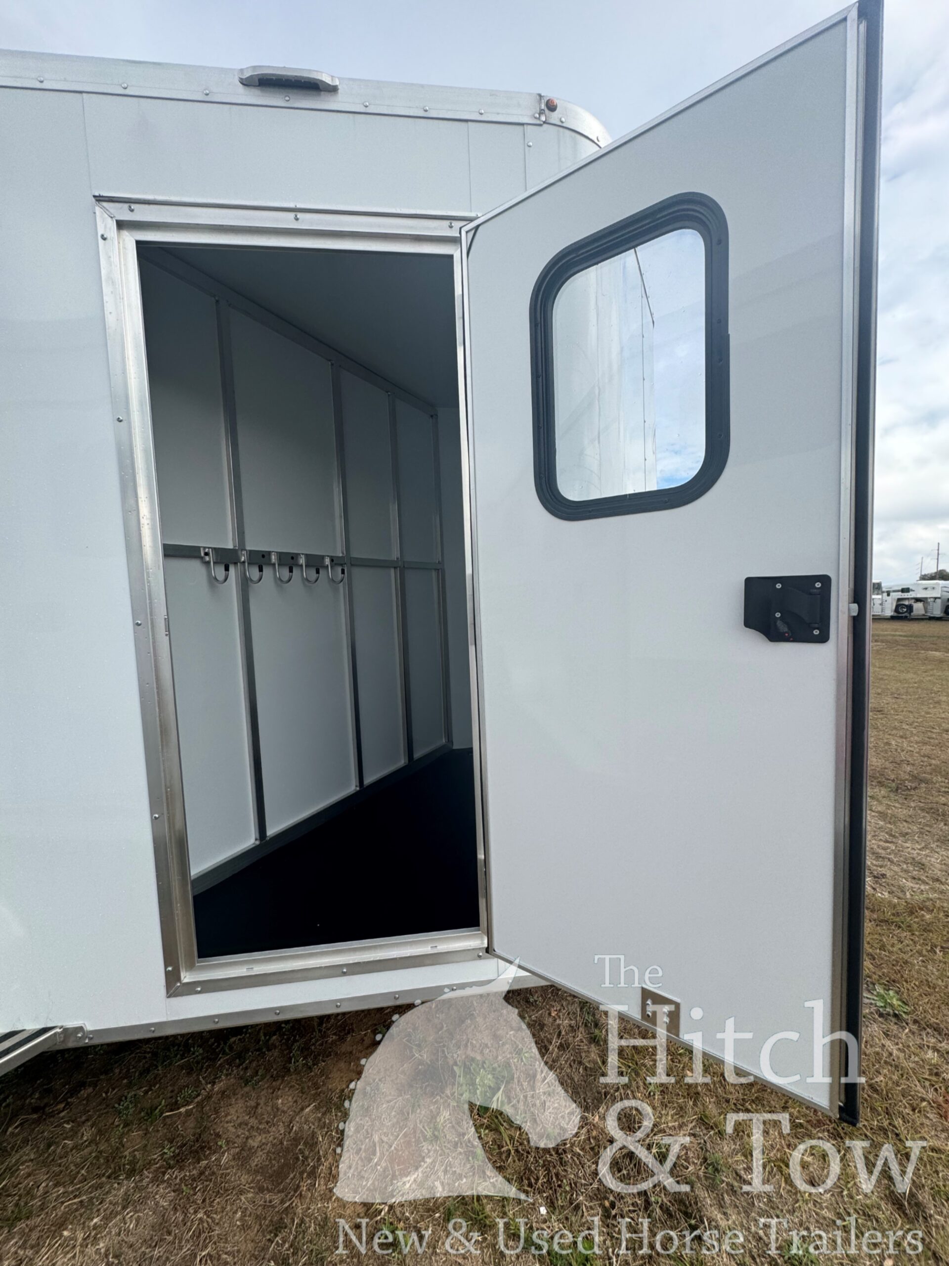 2025 KIEFERBILT 2 HORSE SLANT BUMPER PULL W/ DRESSING ROOM $20,900