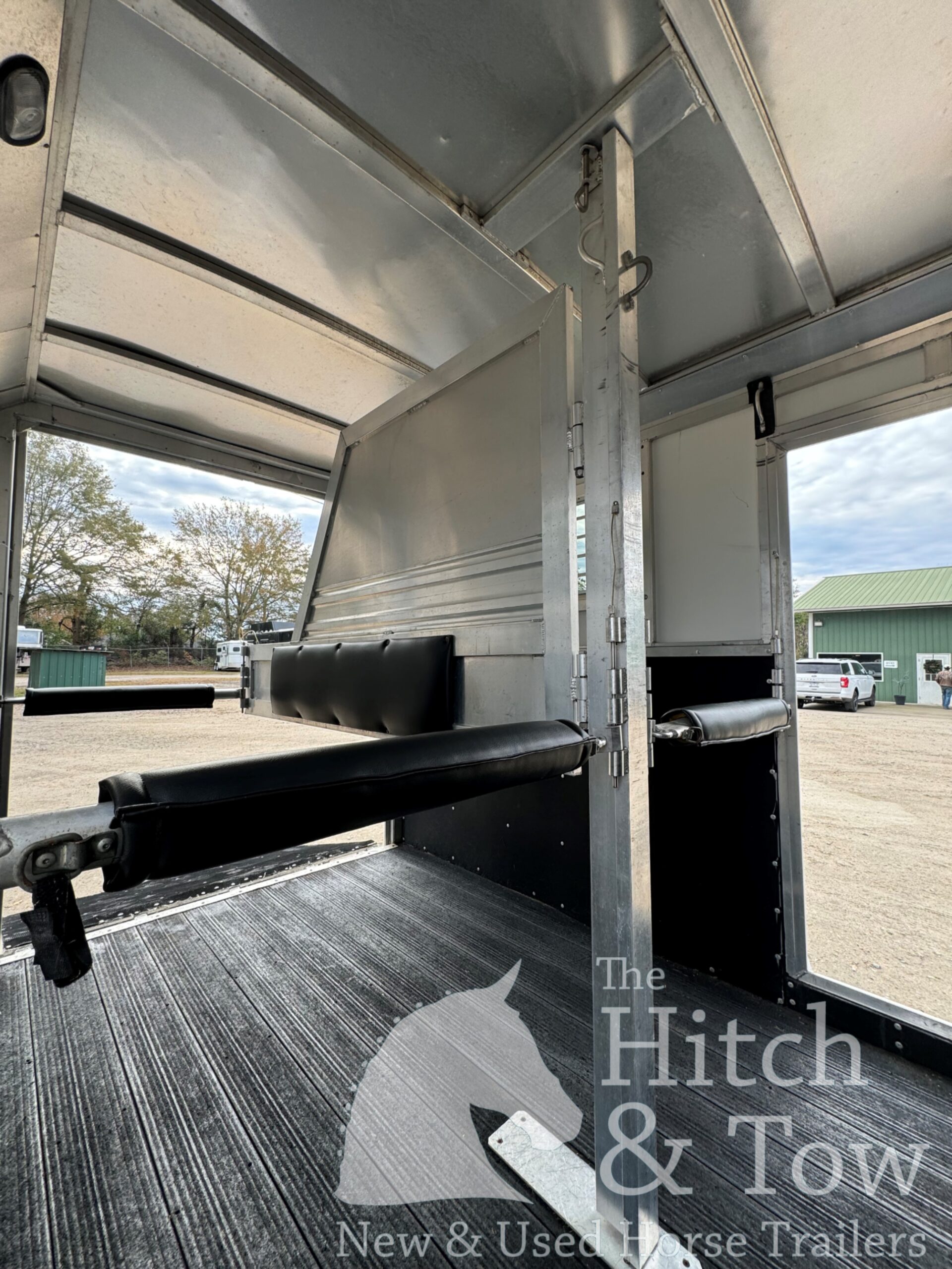 2005 DREAM COACH 2 HORSE STRAIGHT LOAD GOOSENECK WITH 7′ LQ & MID-TACK! $26,500