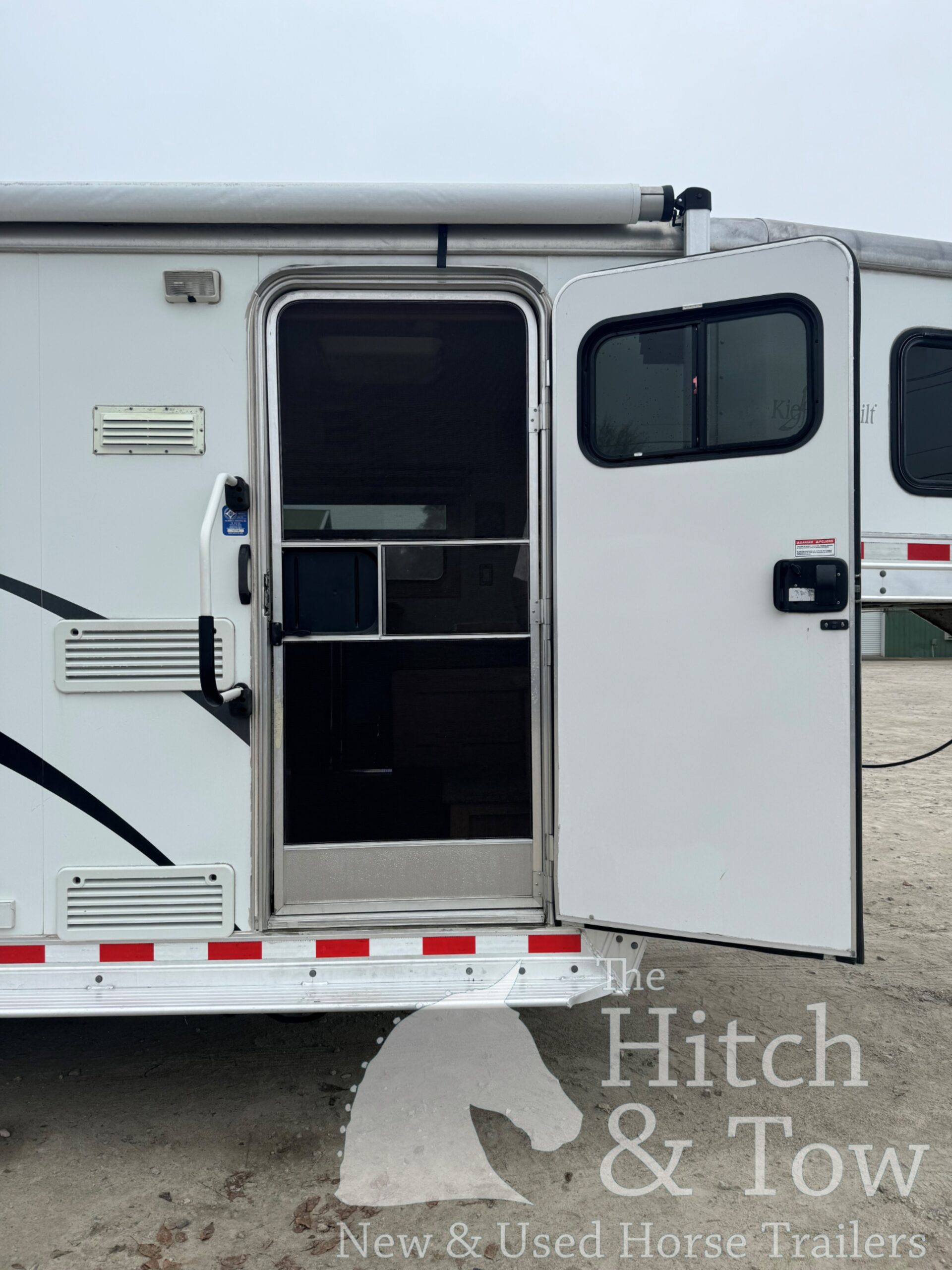 2006 KIEFERBUILT 3 HORSE w/ 8′ LIVING QUARTERS $24,500