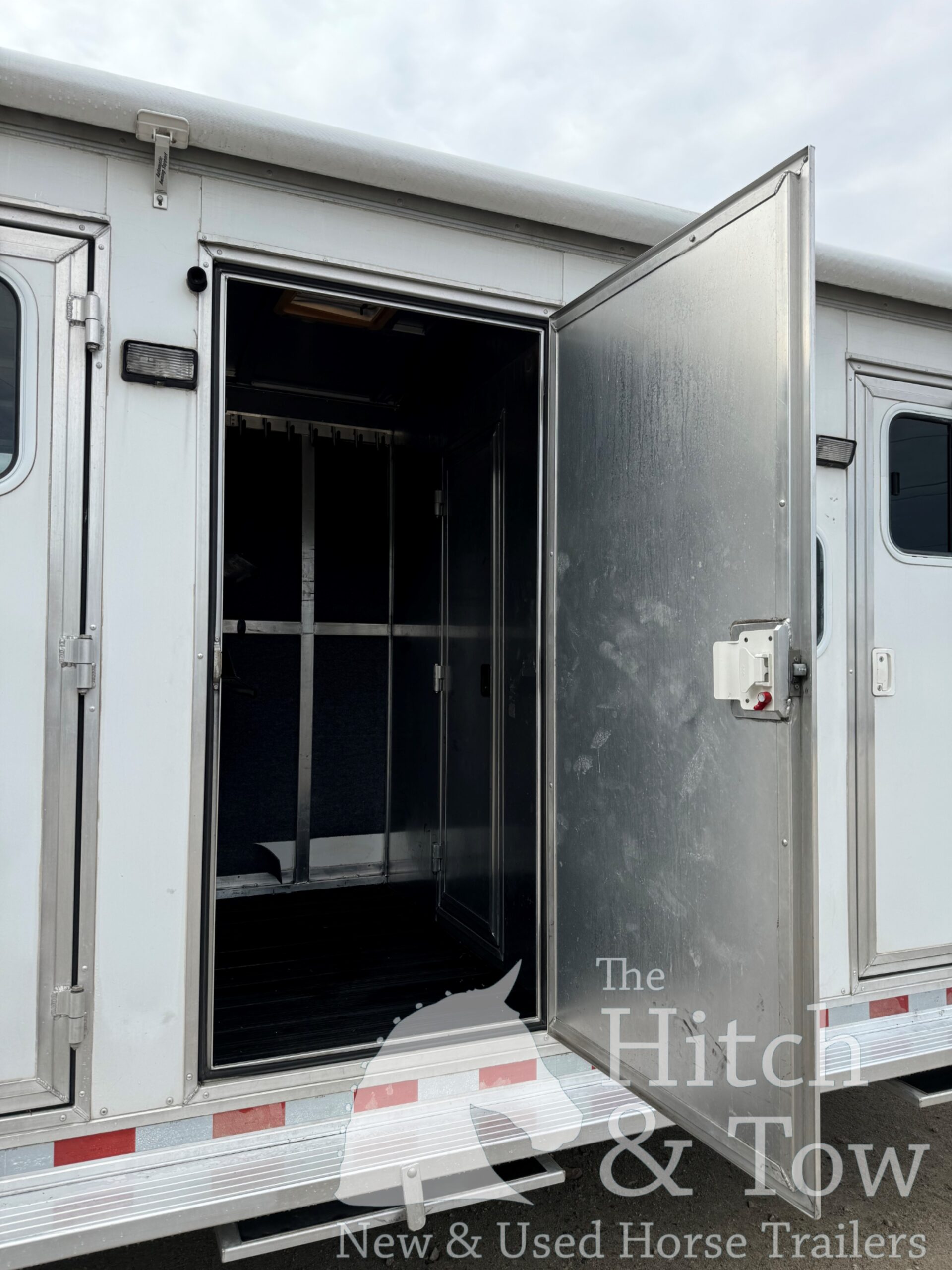 2005 DREAM COACH 2 HORSE STRAIGHT LOAD GOOSENECK WITH 7′ LQ & MID-TACK! $26,500