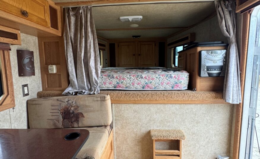 2006 KIEFERBUILT 3 HORSE w/ 8′ LIVING QUARTERS $24,500