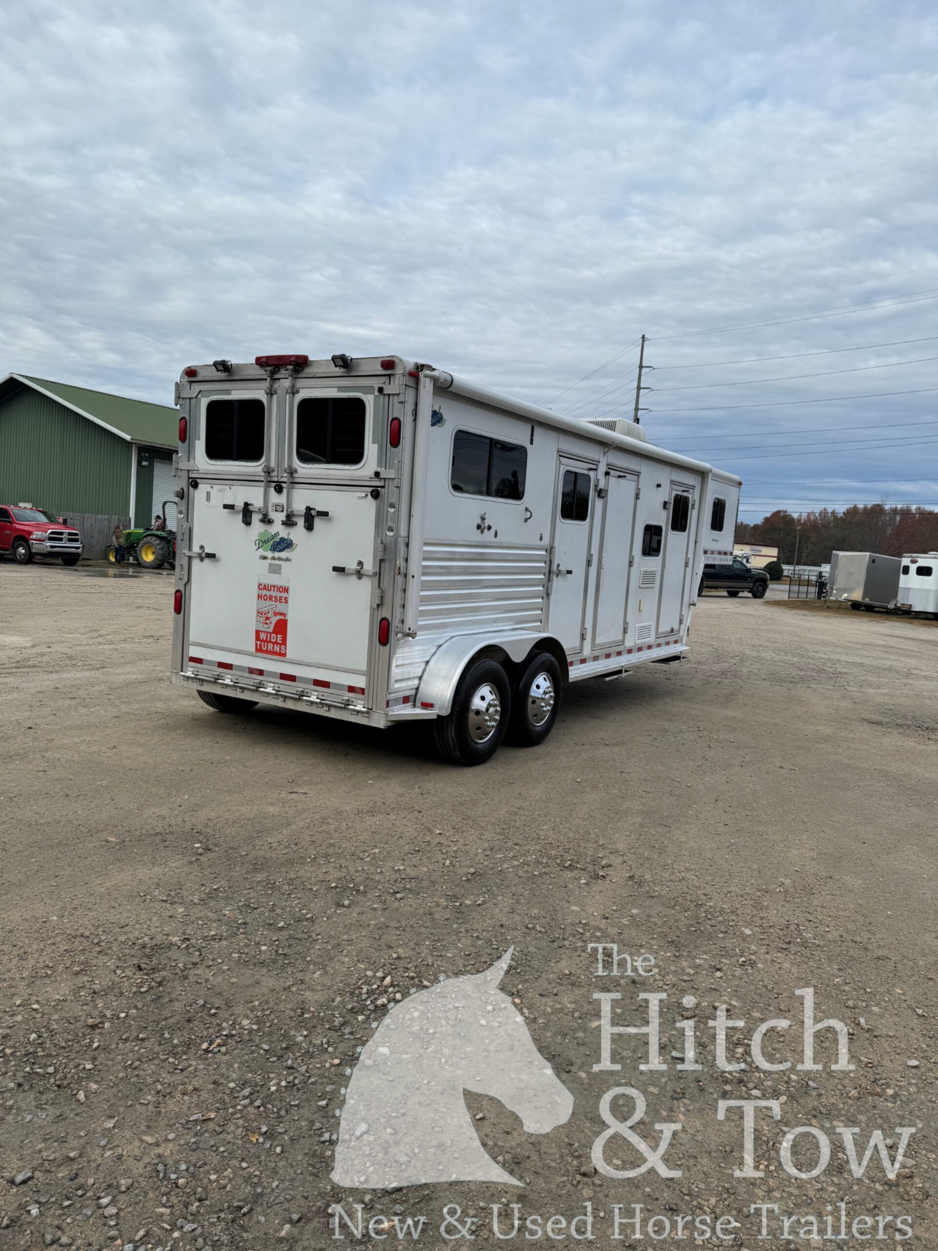 2005 DREAM COACH 2 HORSE STRAIGHT LOAD GOOSENECK WITH 7′ LQ & MID-TACK! $26,500