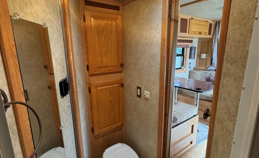 2006 KIEFERBUILT 3 HORSE w/ 8′ LIVING QUARTERS $24,500