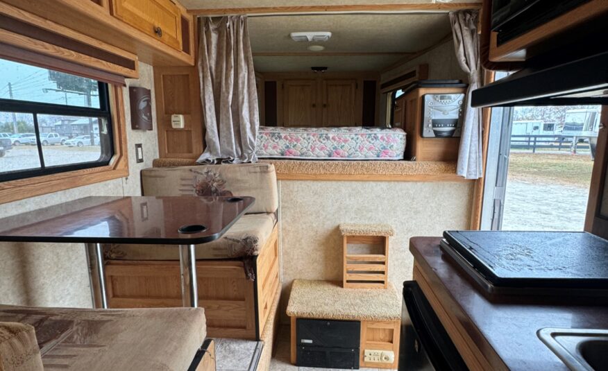 2006 KIEFERBUILT 3 HORSE w/ 8′ LIVING QUARTERS $24,500