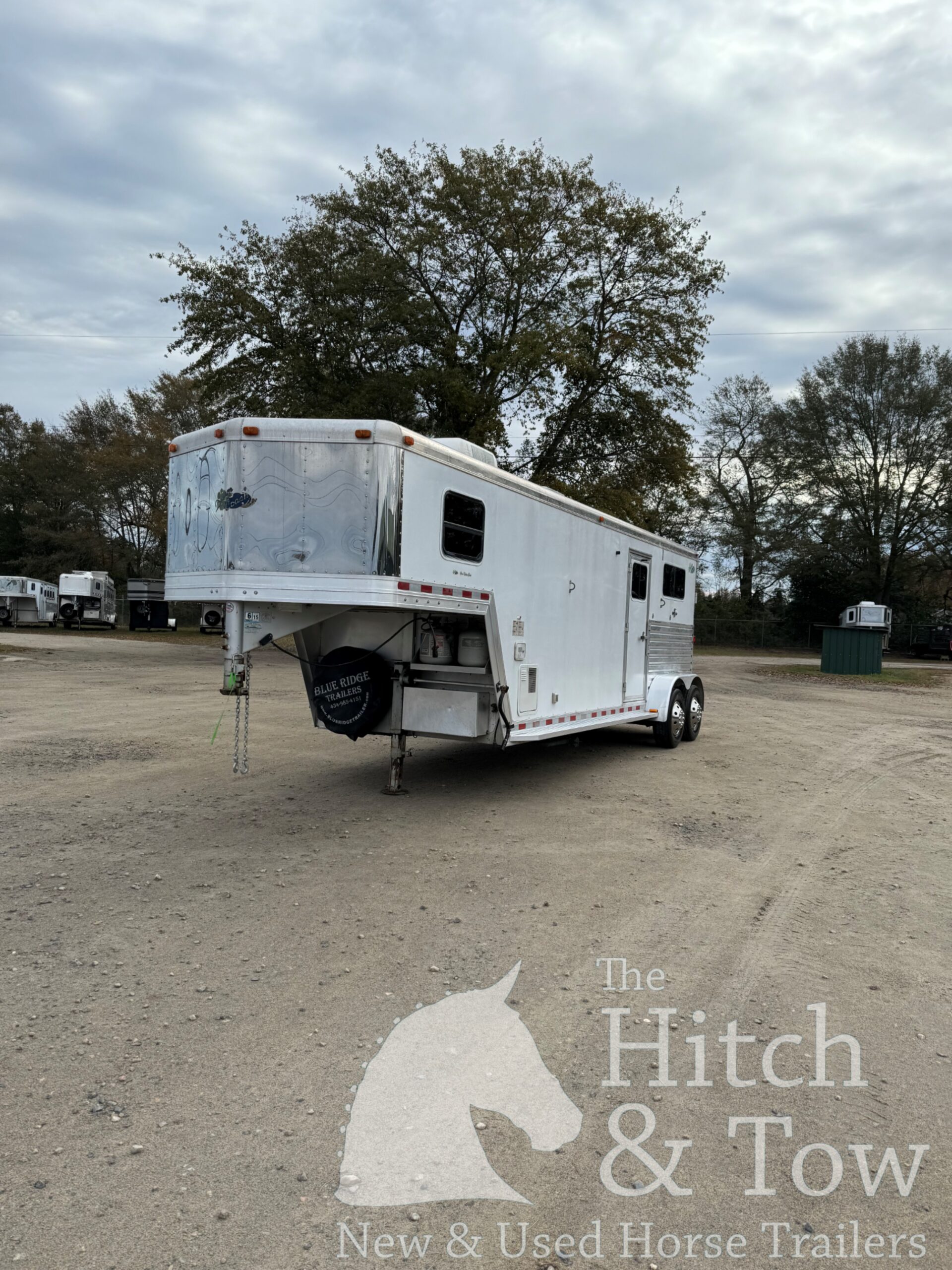 2005 DREAM COACH 2 HORSE STRAIGHT LOAD GOOSENECK WITH 7′ LQ & MID-TACK! $26,500