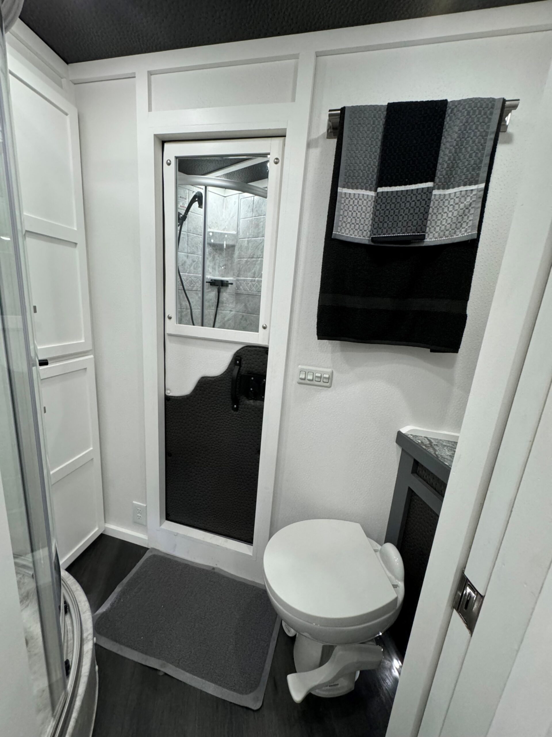 2025 KIEFERBILT 3 HORSE W/ 10′ JBJ CONVERSIONS LIVING QUARTERS, TONS OF UPGRADES, & TONS OF STORAGE!! $109,900