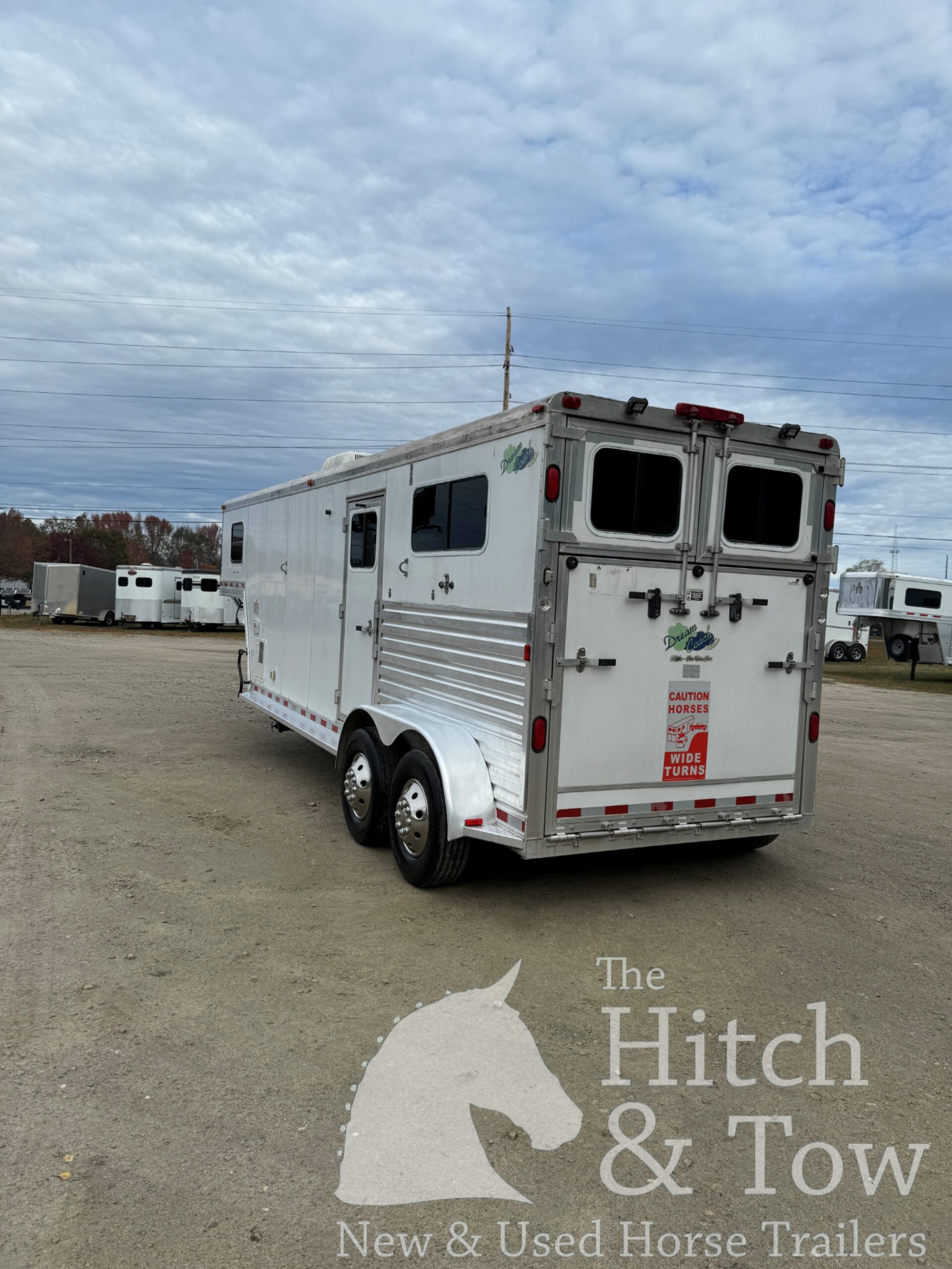 2005 DREAM COACH 2 HORSE STRAIGHT LOAD GOOSENECK WITH 7′ LQ & MID-TACK! $26,500