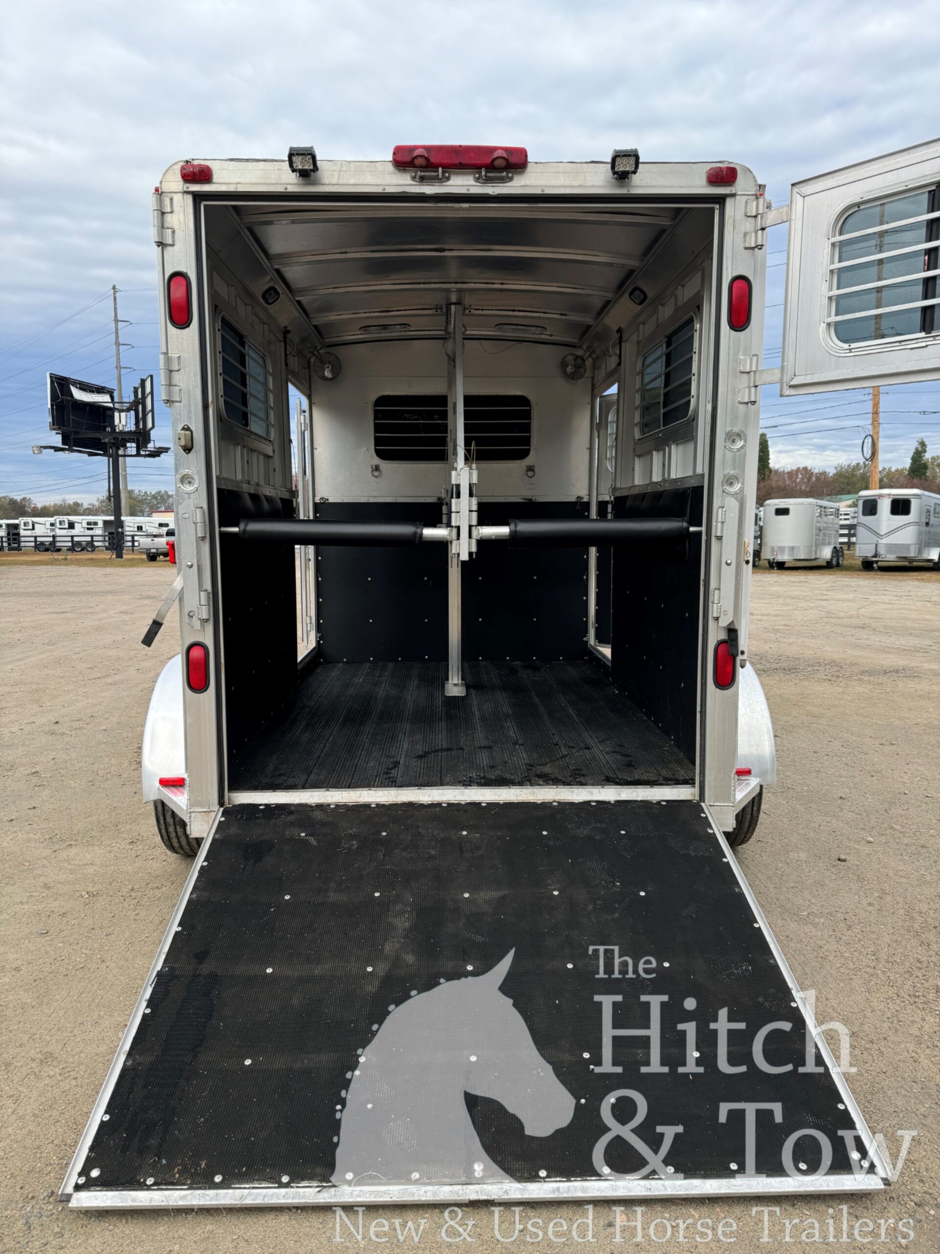 2005 DREAM COACH 2 HORSE STRAIGHT LOAD GOOSENECK WITH 7′ LQ & MID-TACK! $26,500