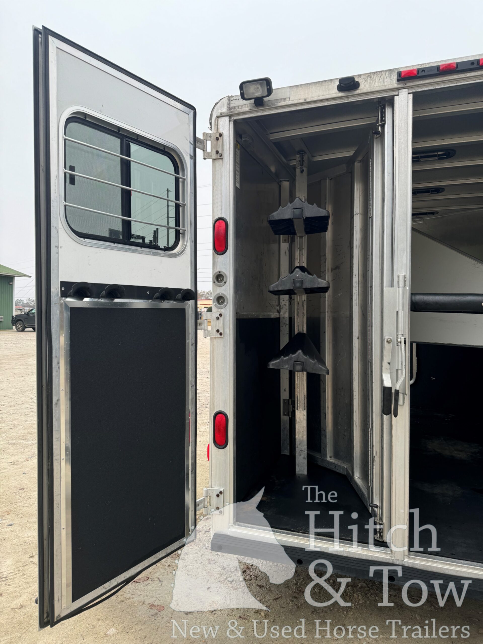 2006 KIEFERBUILT 3 HORSE w/ 8′ LIVING QUARTERS $24,500