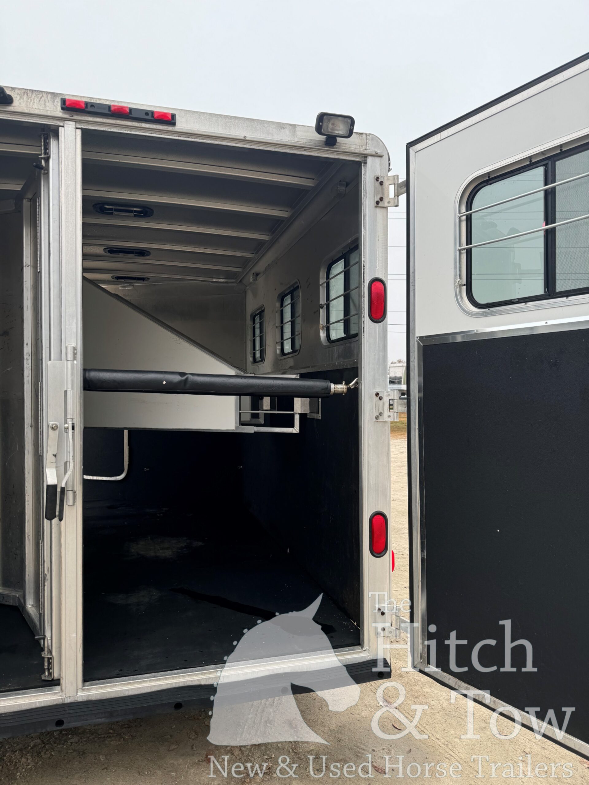 2006 KIEFERBUILT 3 HORSE w/ 8′ LIVING QUARTERS $24,500