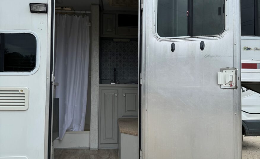 2005 DREAM COACH 2 HORSE STRAIGHT LOAD GOOSENECK WITH 7′ LQ & MID-TACK! $26,500