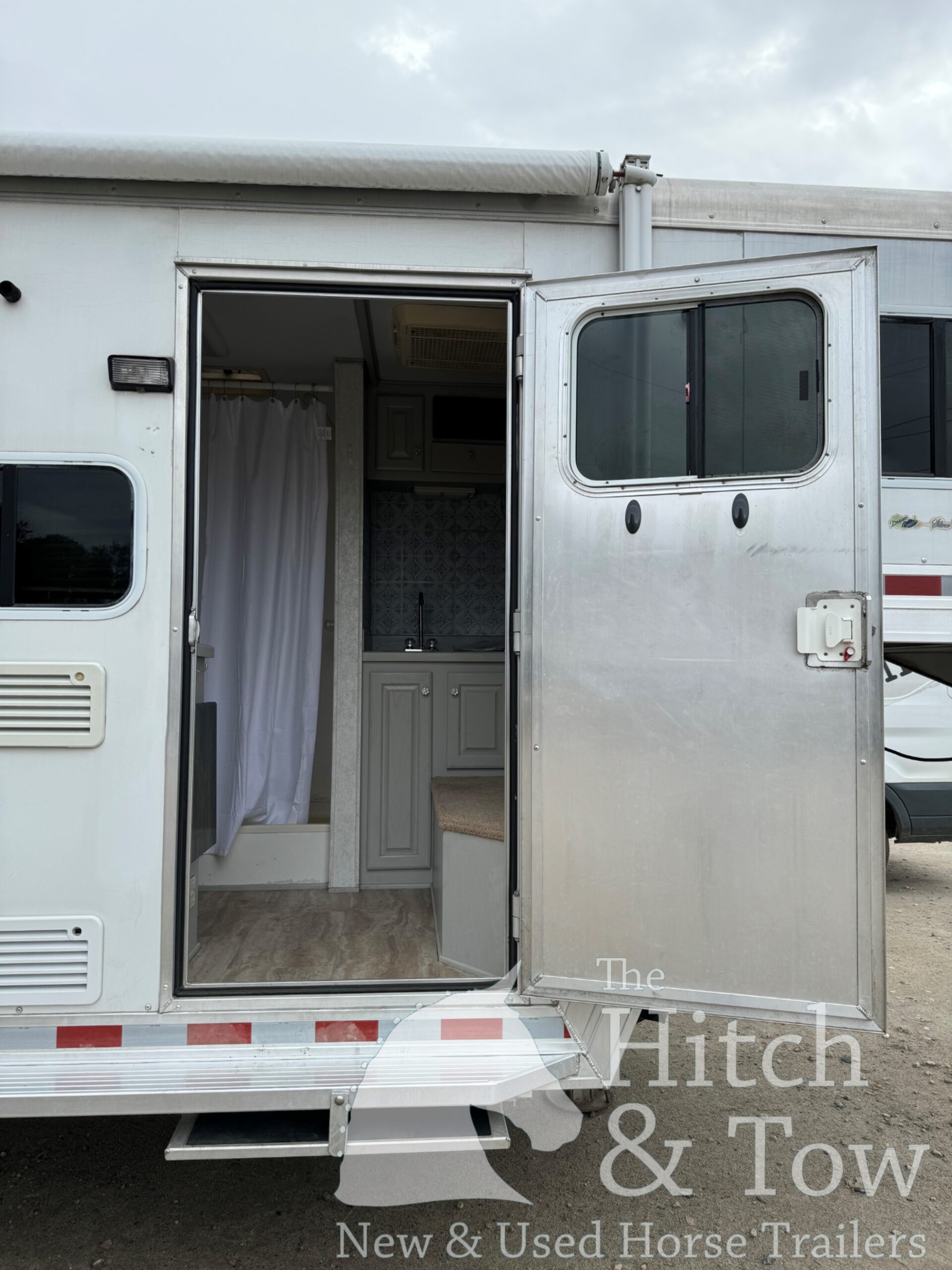 2005 DREAM COACH 2 HORSE STRAIGHT LOAD GOOSENECK WITH 7′ LQ & MID-TACK! $26,500