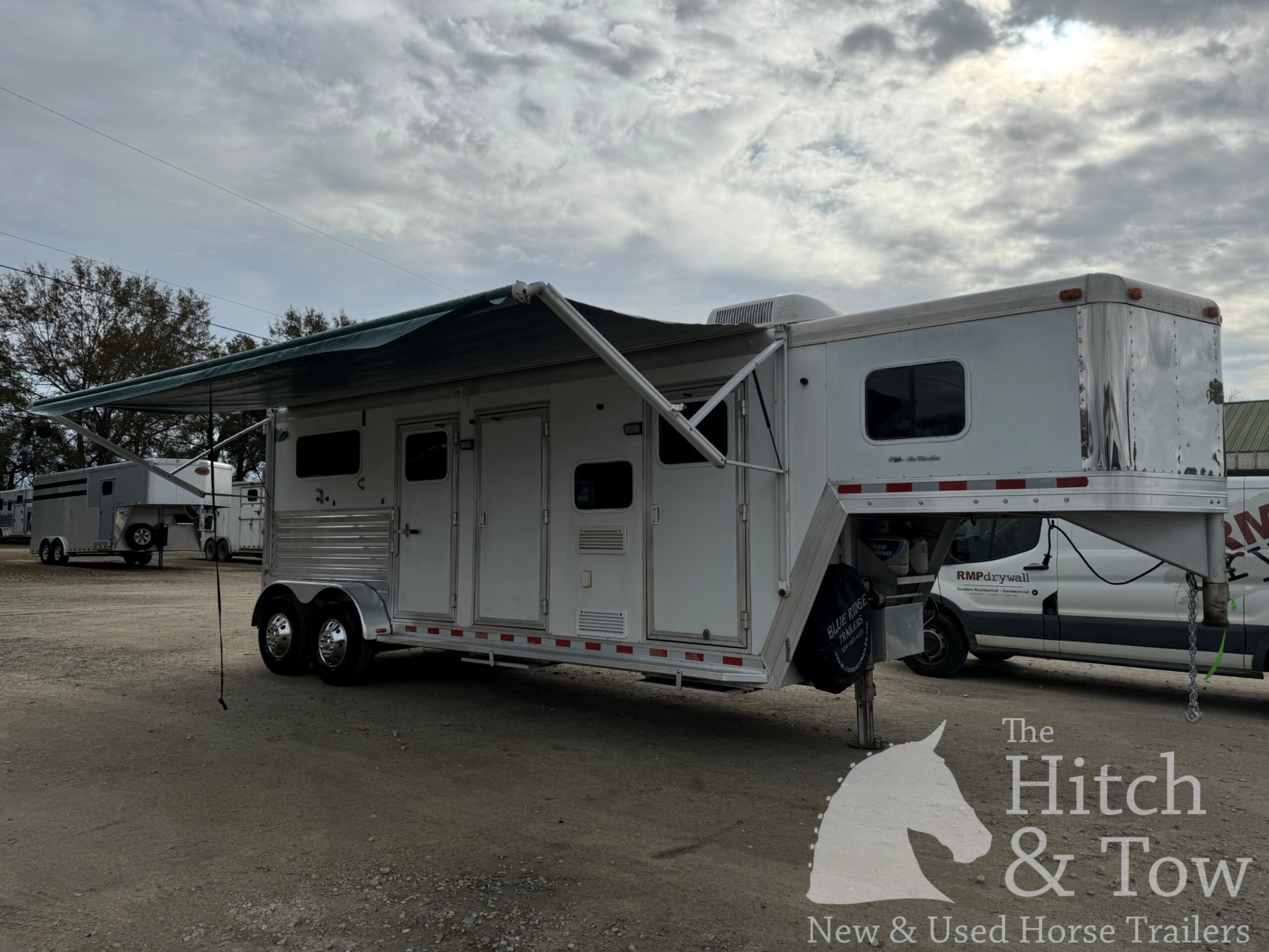 2005 DREAM COACH 2 HORSE STRAIGHT LOAD GOOSENECK WITH 7′ LQ & MID-TACK! $26,500