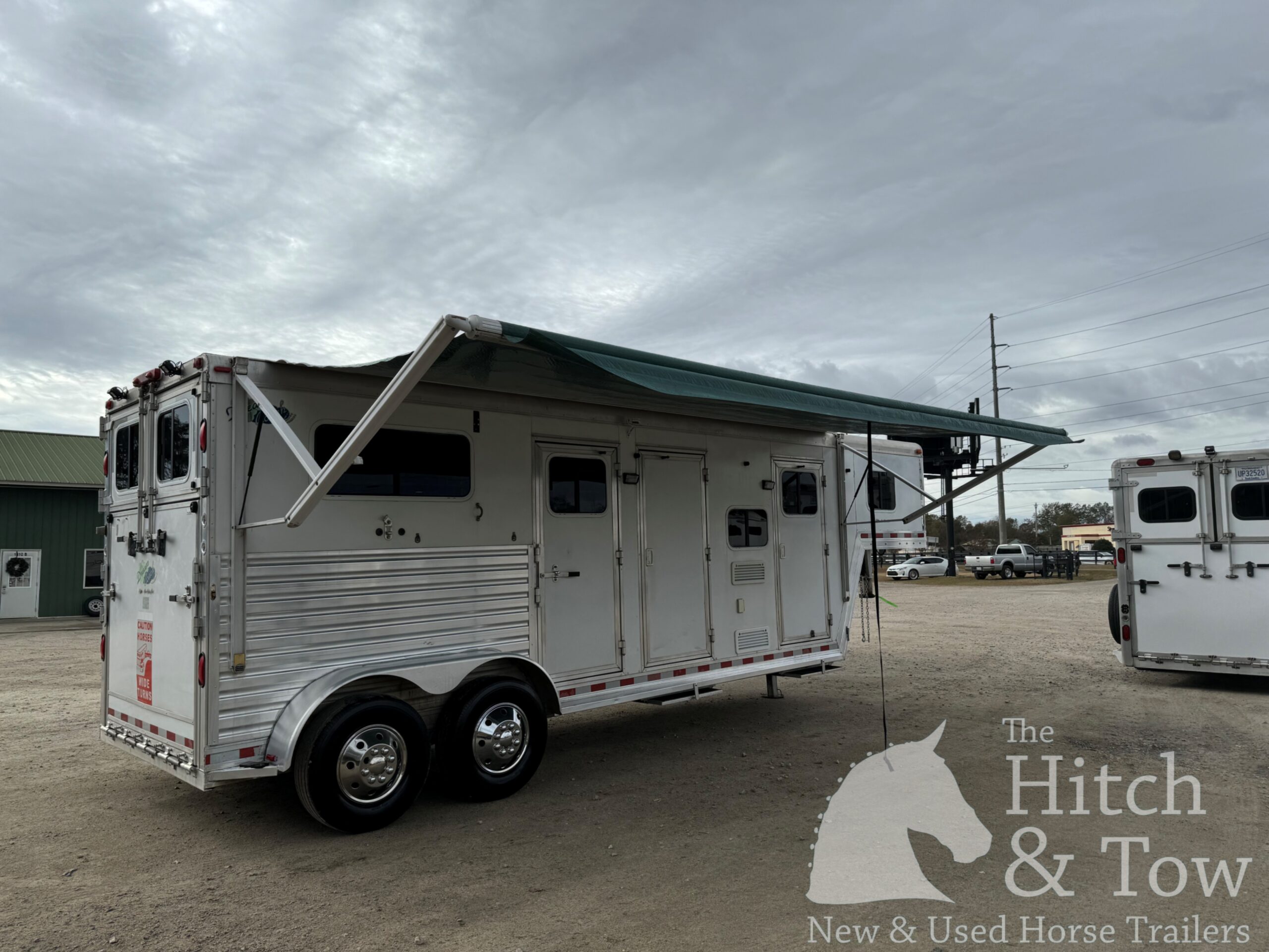 2005 DREAM COACH 2 HORSE STRAIGHT LOAD GOOSENECK WITH 7′ LQ & MID-TACK! $26,500