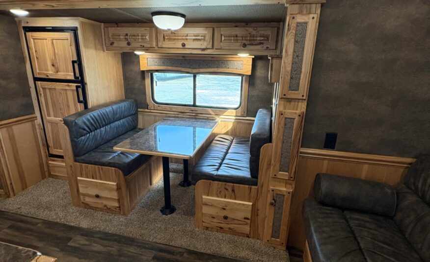 2021 MERHOW 4 HORSE GOOSENECK WITH 18′ LIVING QUARTERS & 9′ SLIDE OUT!! $115,000