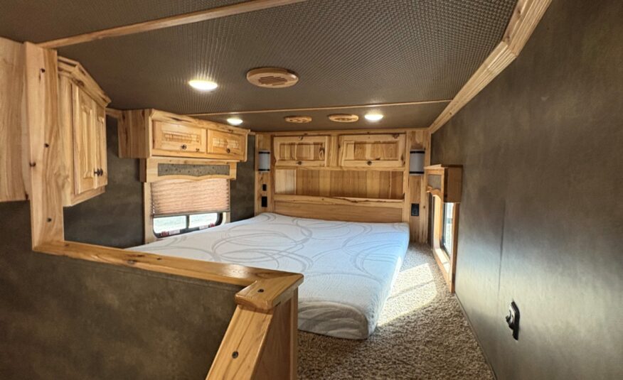 2021 MERHOW 4 HORSE GOOSENECK WITH 18′ LIVING QUARTERS & 9′ SLIDE OUT!! $115,000