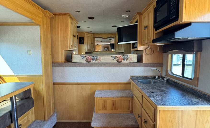 2009 CHEROKEE 3 HORSE w/ 11′ LIVING QUARTERS $34,900