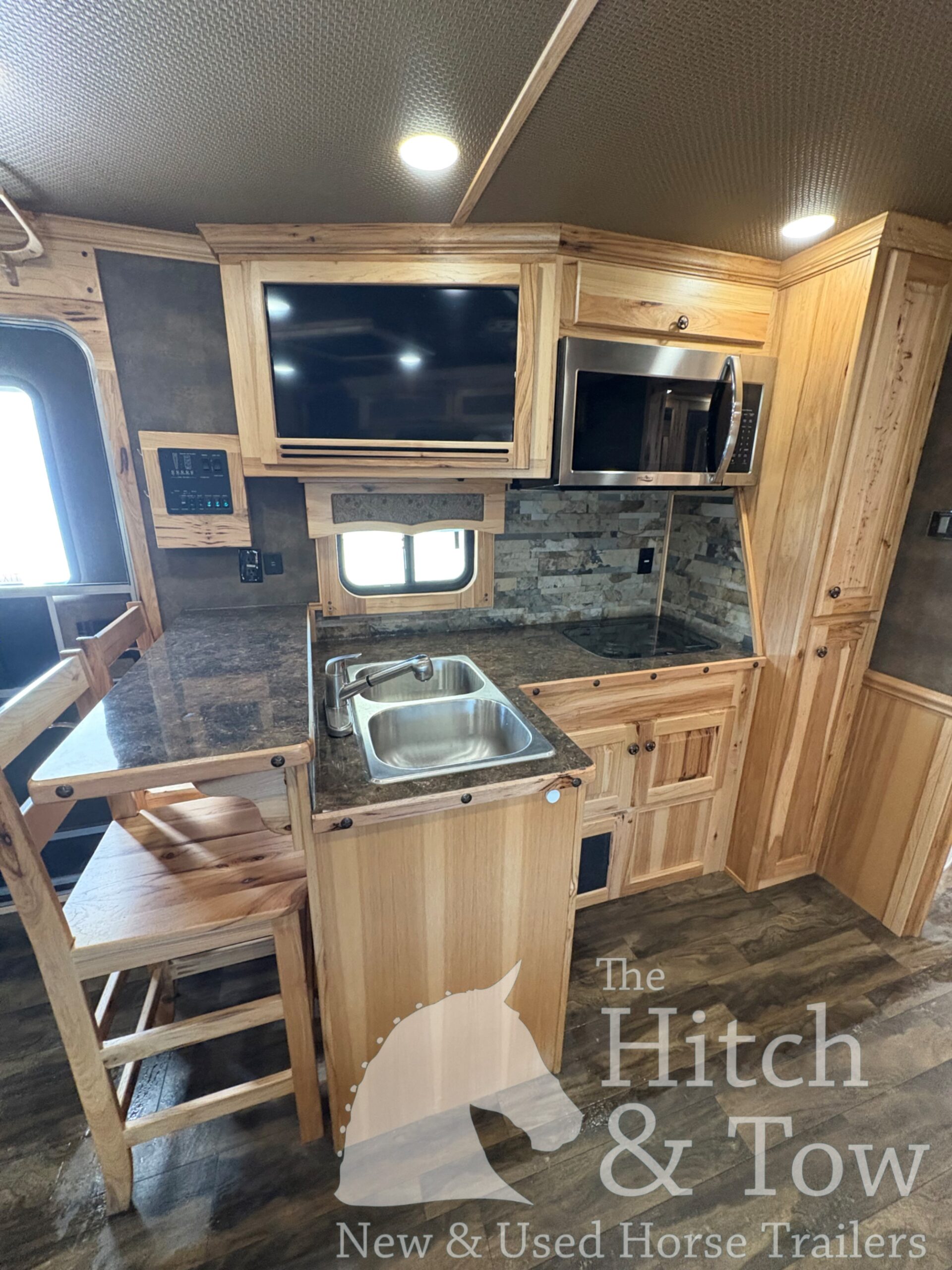 2021 MERHOW 4 HORSE GOOSENECK WITH 18′ LIVING QUARTERS & 9′ SLIDE OUT!! $115,000