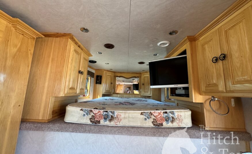 2009 CHEROKEE 3 HORSE w/ 11′ LIVING QUARTERS $34,900