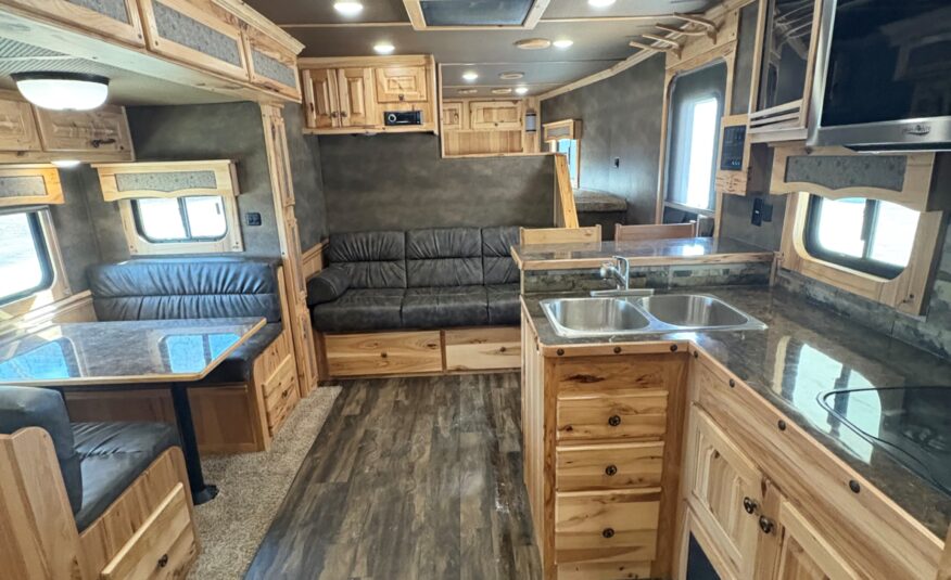 2021 MERHOW 4 HORSE GOOSENECK WITH 18′ LIVING QUARTERS & 9′ SLIDE OUT!! $115,000