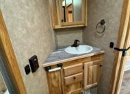 SLIGHTLY USED! 2019 SUNDOWNER HORIZON 8011 RS 4 HORSE SLANT LOAD LIVING QUARTERS TRAILER W/ UPGRADES $69,900