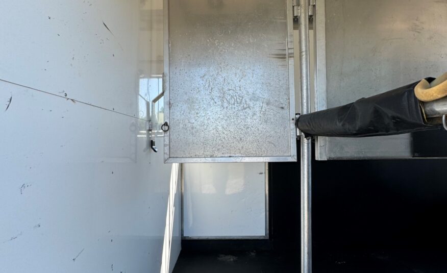 2006 SUNDOWNER 2 HORSE BUMPER PULL W/ DRESSING ROOM! $13,500